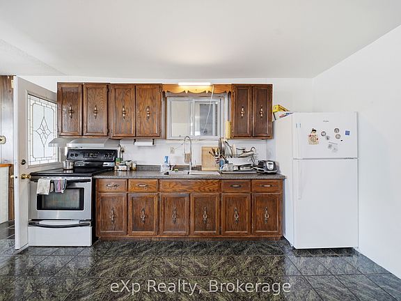 5th image of 370 Sidney St