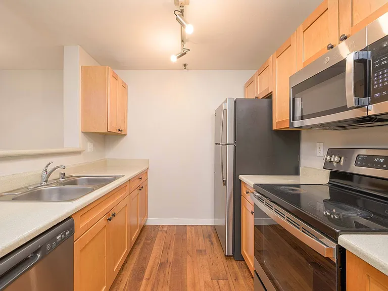 Peloton Apartments — Photo 9