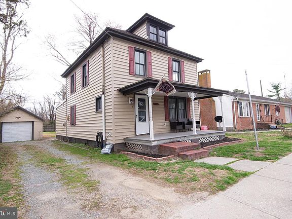 3rd image of 105 Center St