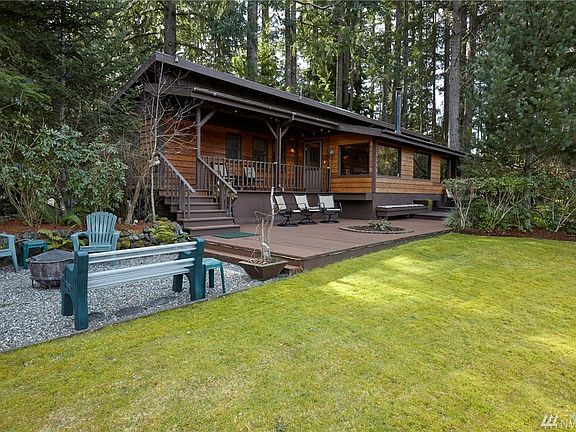 Your 3 bedroom manufactured home that has been modified to perfection and is situated for maximum viewing pleasure!