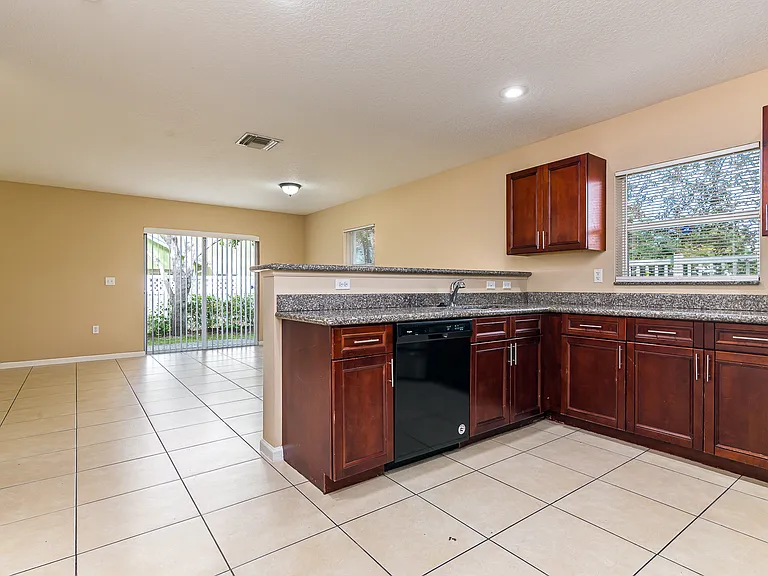959 SW 15th St — Photo 1