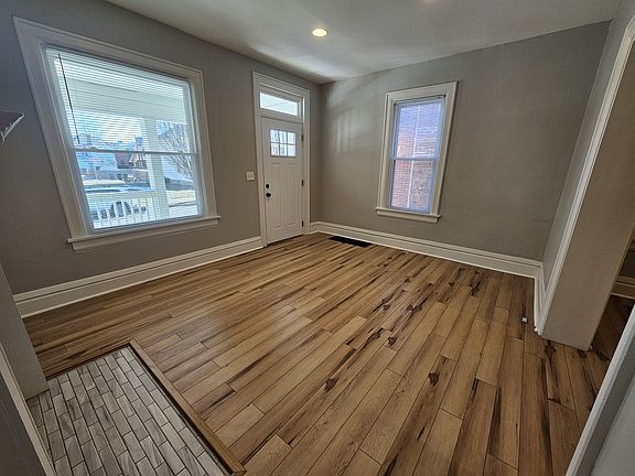 5th image of 429 Stoddart Ave