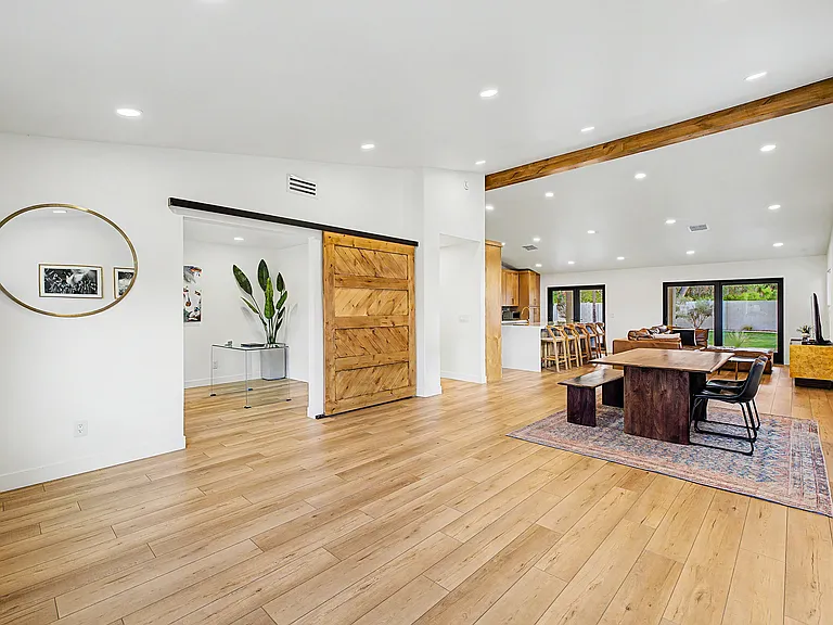 1053 E Bart St — Photo 8