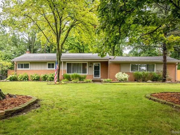 28484 Thorny Brae Rd, Farmington Hills, MI 48331