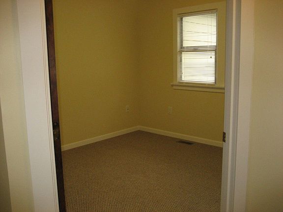 4th image of 385 NW Dogwood St