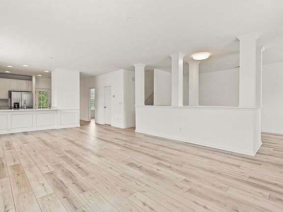 3rd image of 2879 Woodland Park Dr