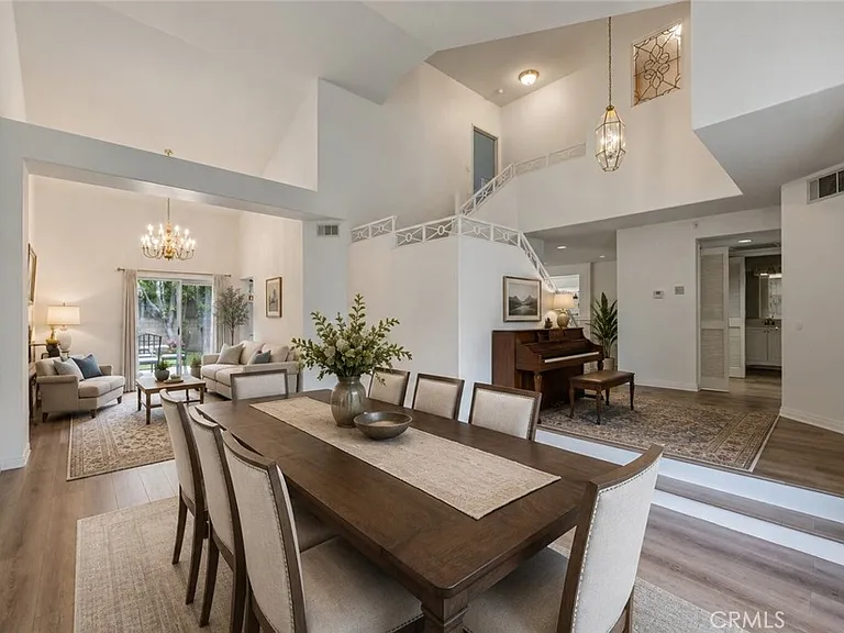 5807 Sylvia Ave — Photo 2
