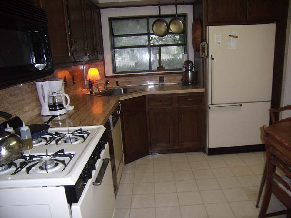 Eat in Kitchen with Gas Stove