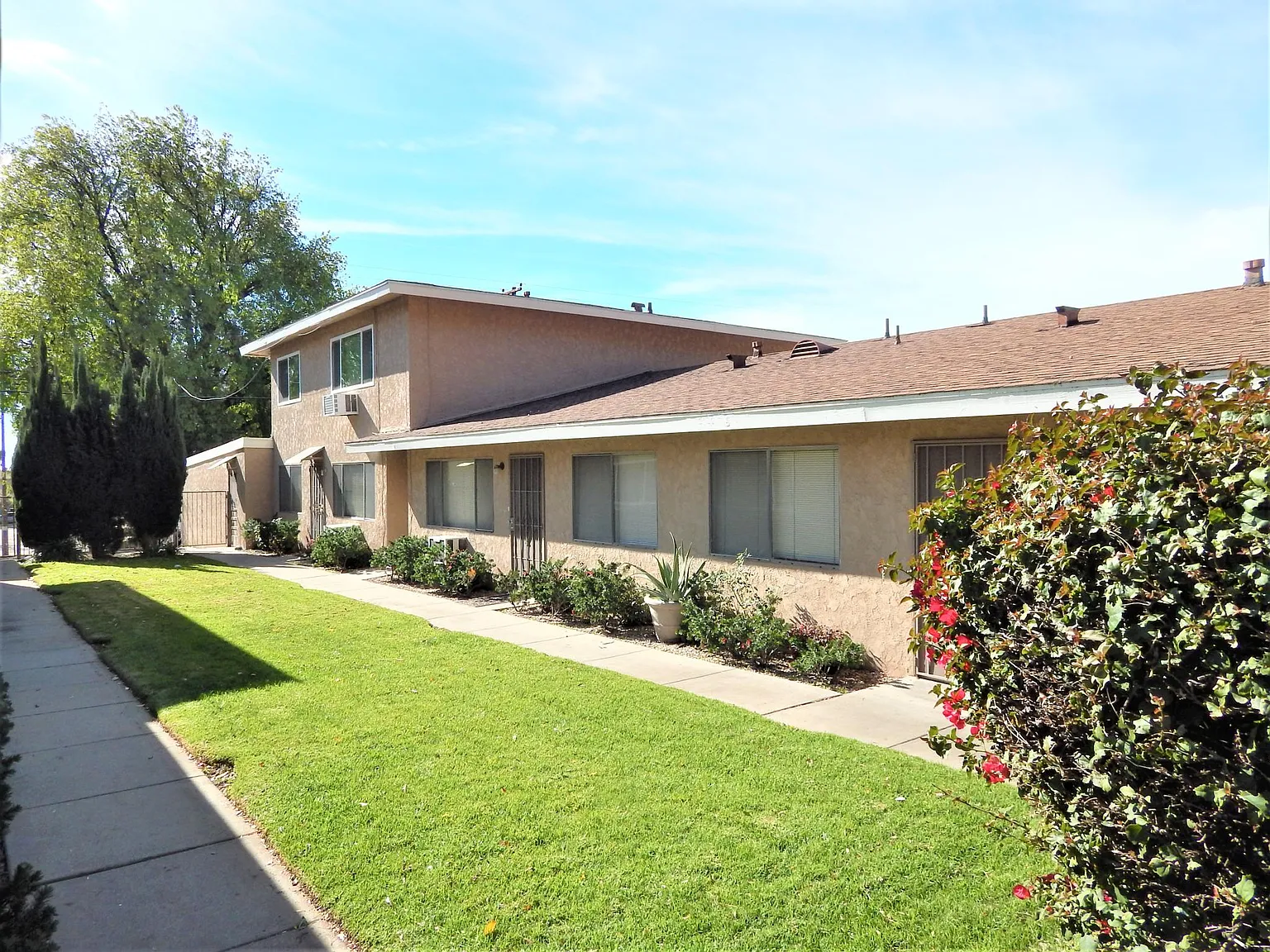 2 bed, 1.5 bath, 1007 sqft, $1,900 — Photo 2
