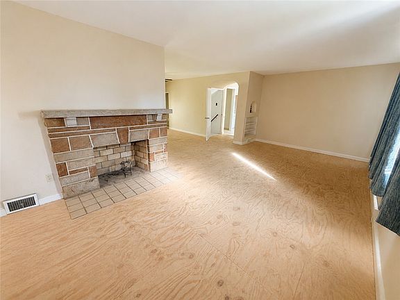 4th image of 2133 Lower Terrace Rd
