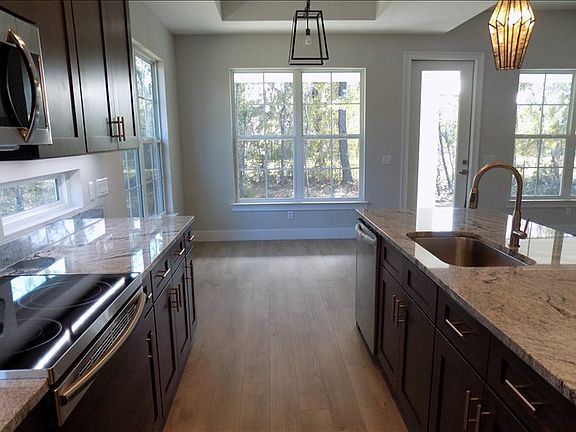 5th image of 605 SW Bellflower Dr