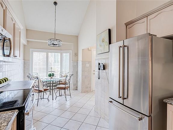 4th image of 3045 New St #61