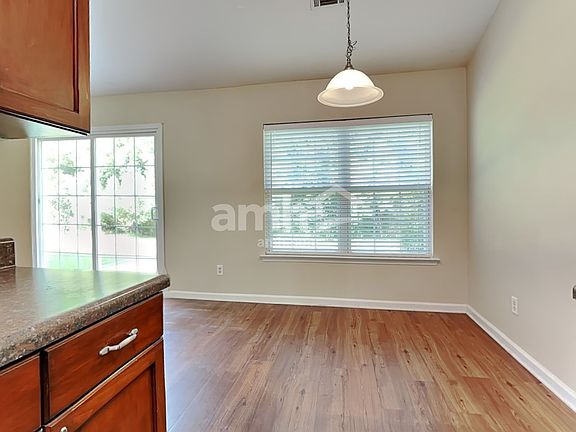4th image of 160 Willow Point Cir
