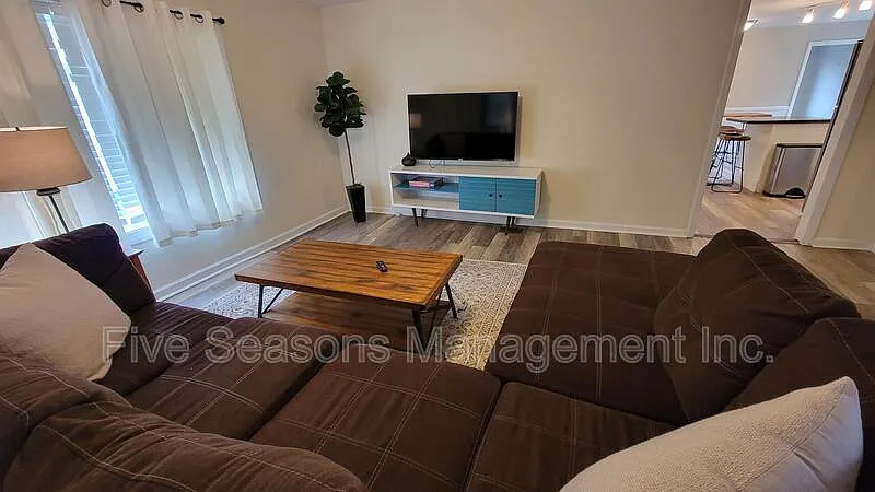 3 bed, 1.0 bath, 1200 sqft, $3,150 — Photo 3