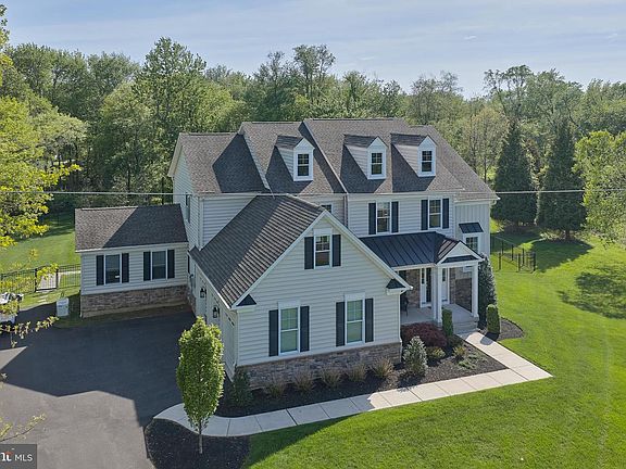 3rd image of 112 Winding Ln