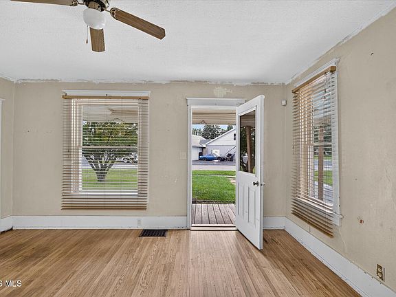 5th image of 522 Beckham St