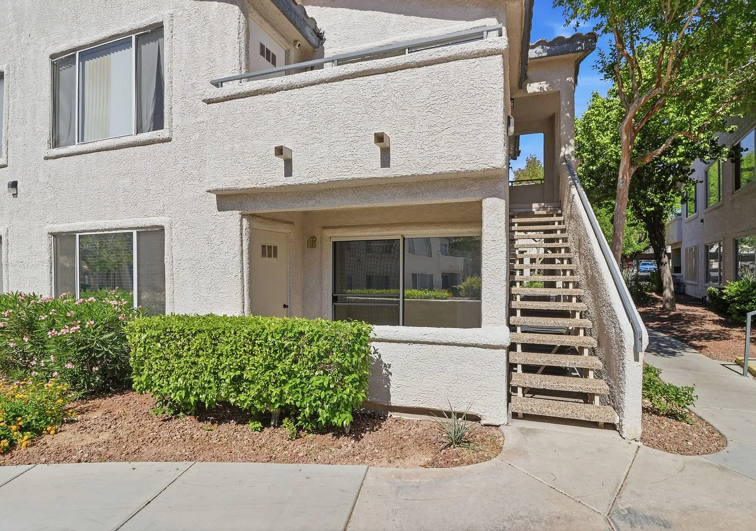 Two-bedroom, two-bathroom ground-floor condo — Photo 3