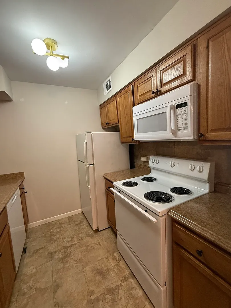 2 bed, 820 sqft, $1,750 — Photo 3