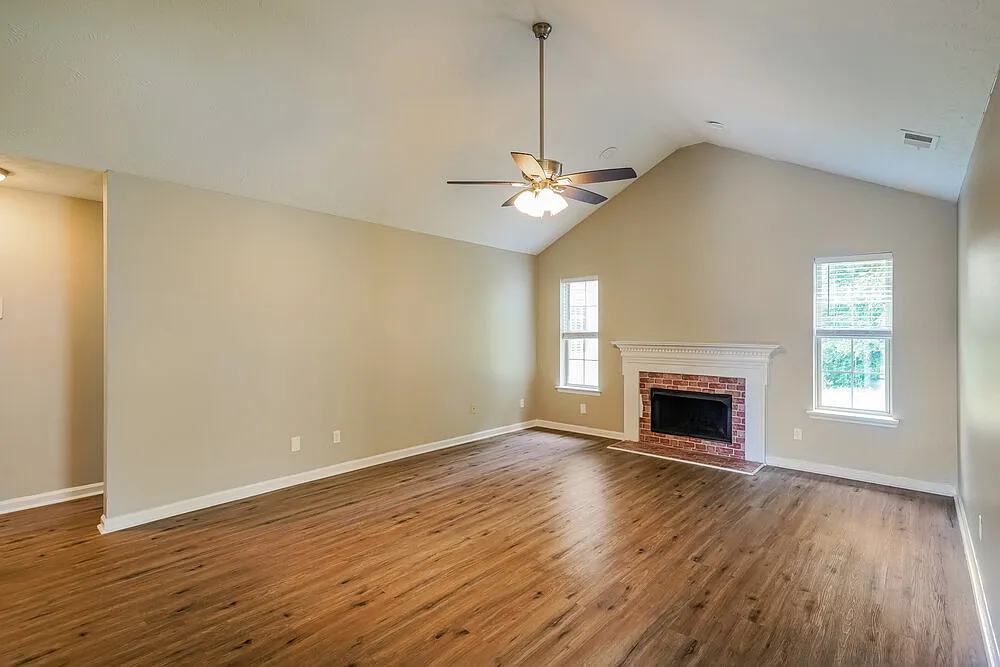 3 bed, 2.0 bath, 1308 sqft, $2,045 — Photo 4