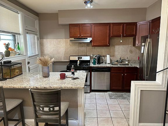 3rd image of 3507 N Pine Grove Ave #2N