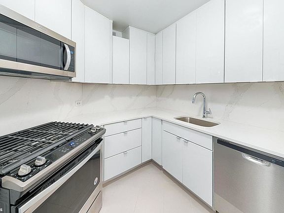 5th image of 200 E 61st St APT 16B