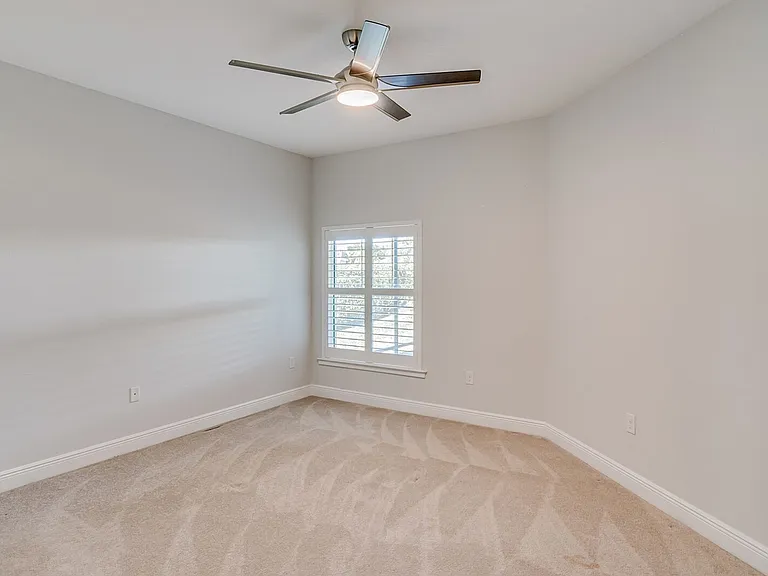 1398 Tullagee Ave — Photo 29