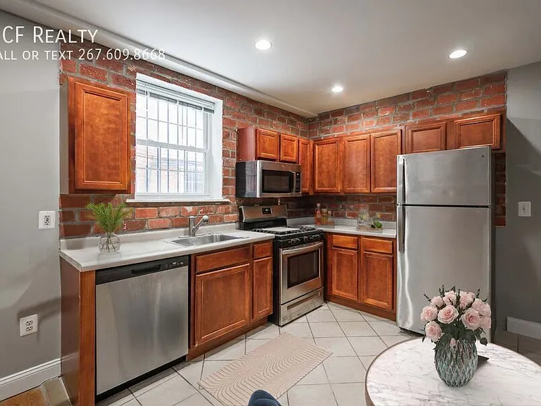 2123 Spring Garden St #1R — Photo 2
