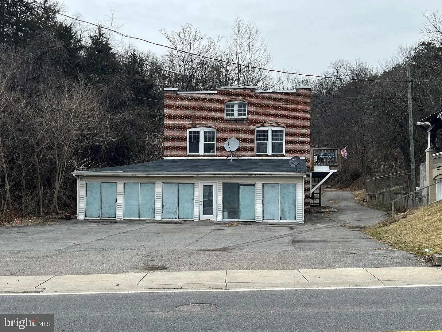102 E Main St photo 1
