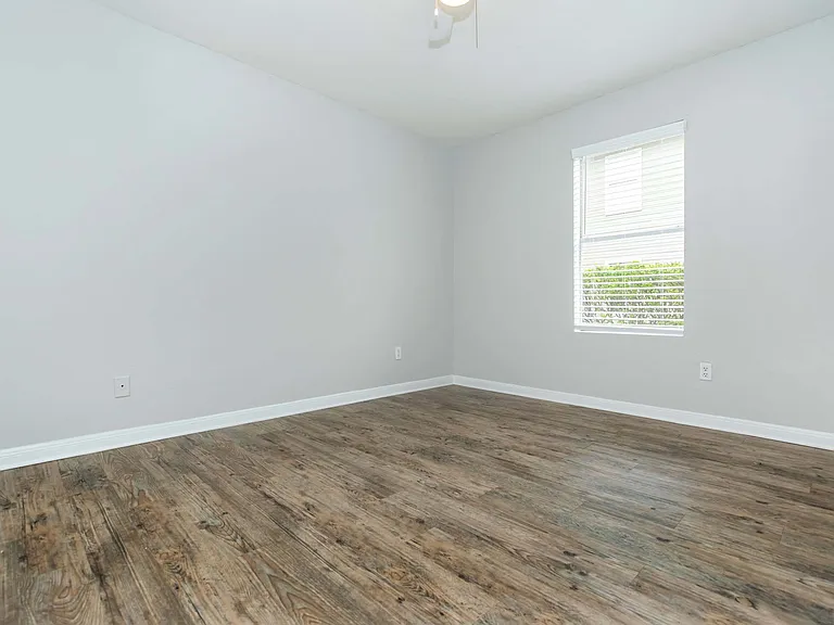 Royal Wildewood Manor Apartments — Photo 22