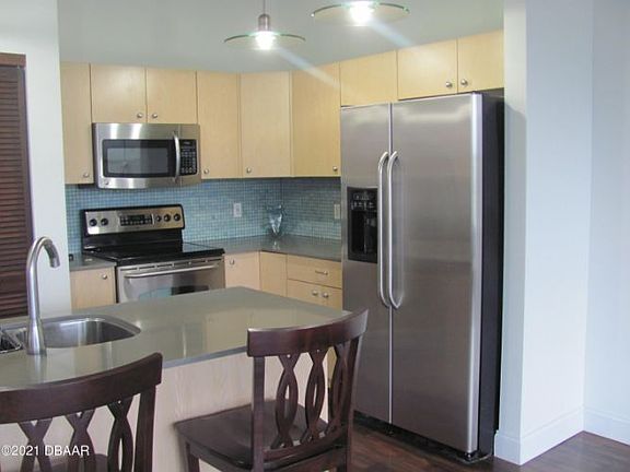 5th image of 208 Wall St APT 203