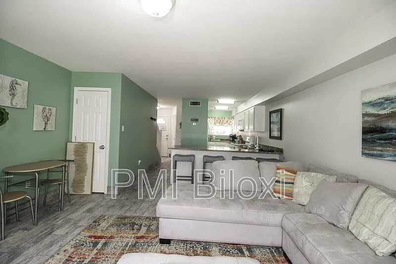 2 bed, 1.5 bath, 985 sqft, $1,550 — Photo 3