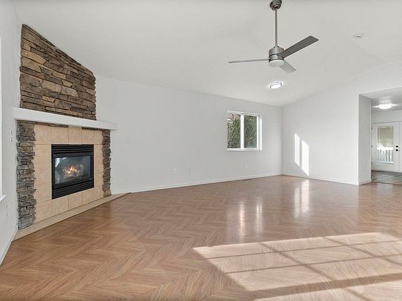 3rd image of 833 Elgin Ct
