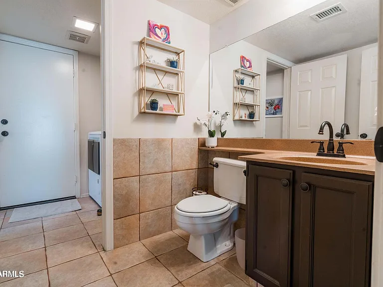 2322 E Millbrae Ct — Photo 35