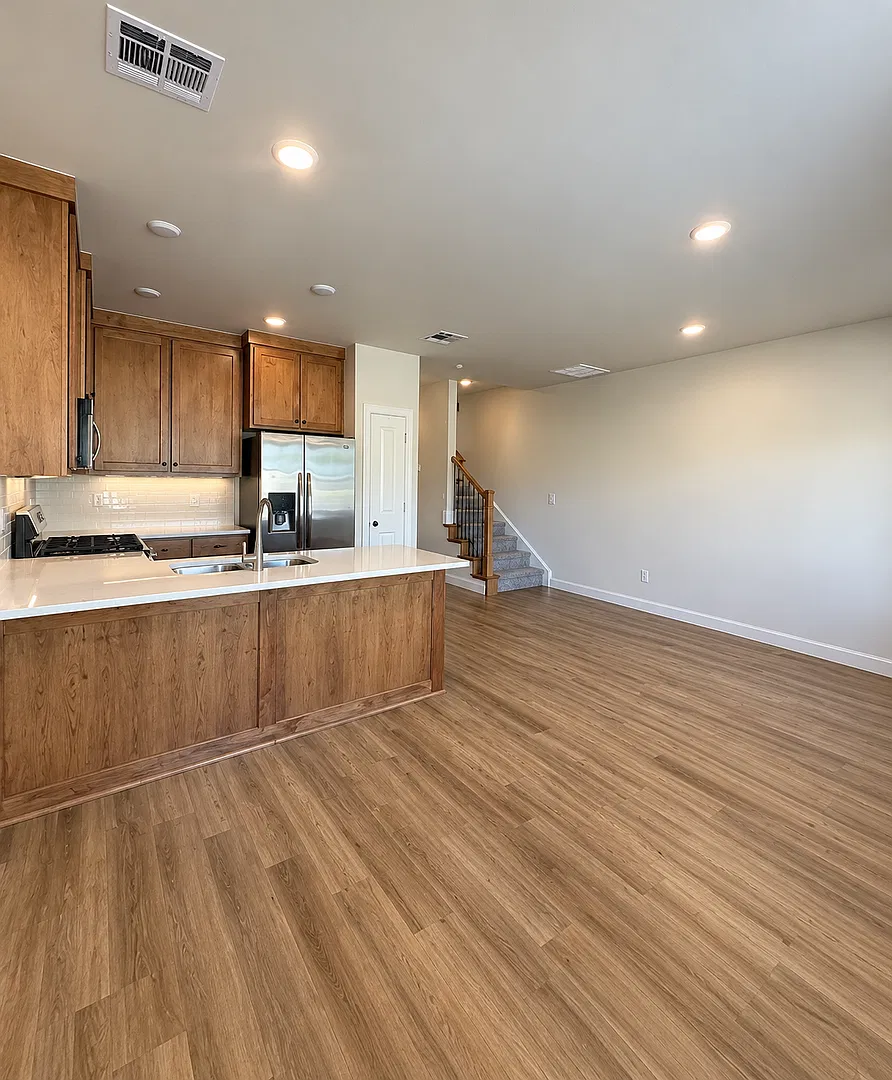 Stylish 3BR/2.5BA Townhome Near Downtown Edmond — Photo 3