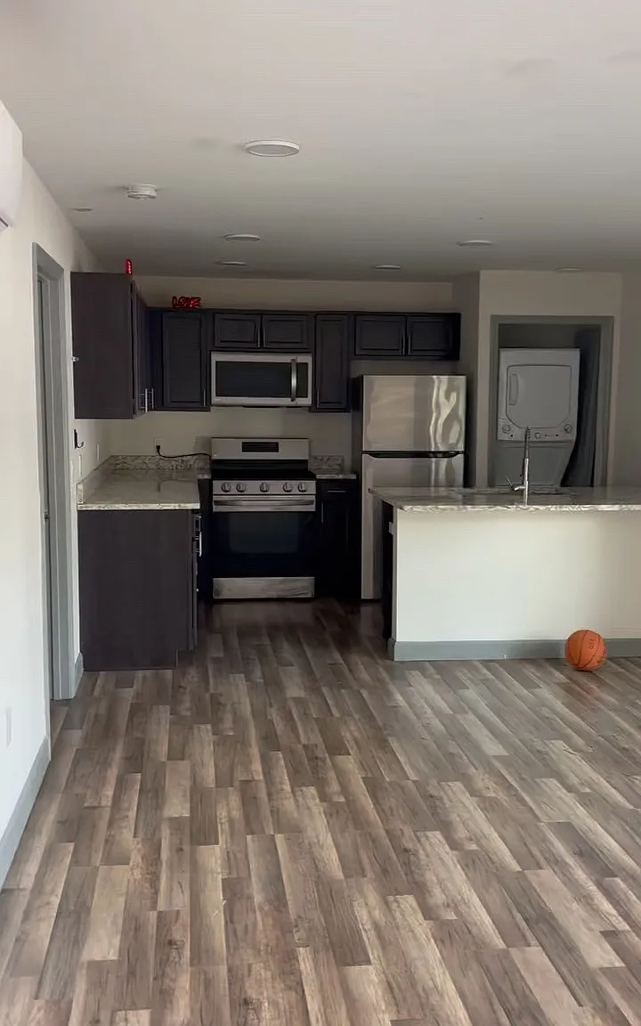 4 bed, 1000 sqft, $2,100 — Photo 1