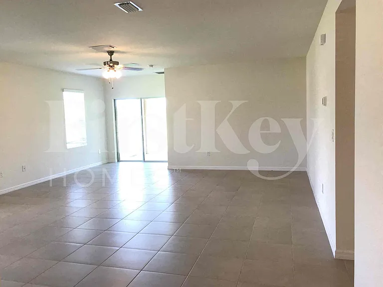 625 SW 25th Ter — Photo 3