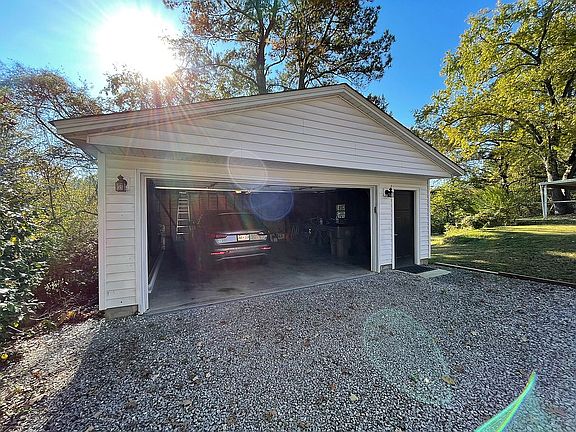 4th image of 2533 Woodberry Dr