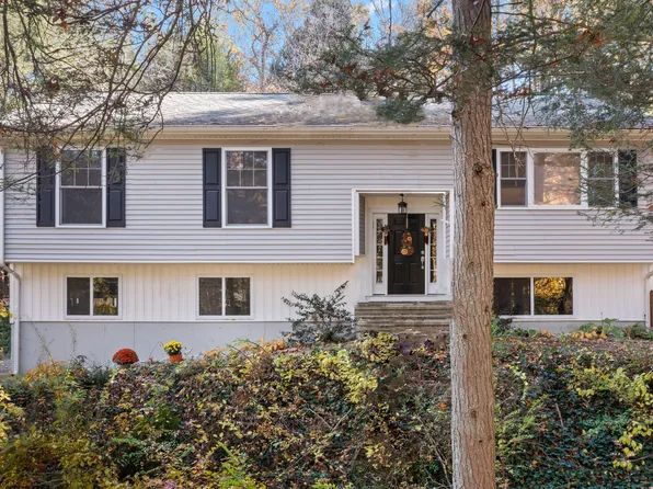 46 Lakeview Terrace, Newtown, CT 06482