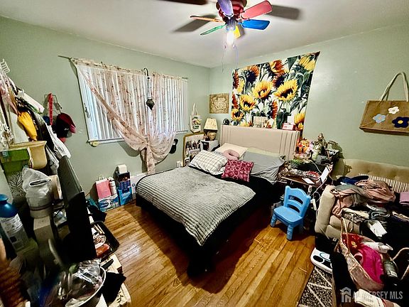 4th image of 114 Maple St