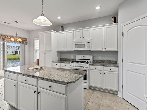 4th image of 1611 Sapphire Dr.
