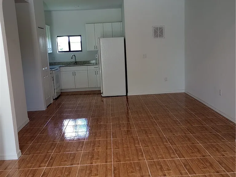 423 Canyon Dr S — Photo 2