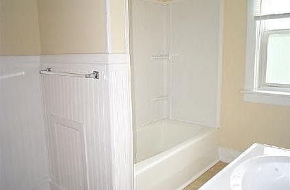 2nd floor full bathroom