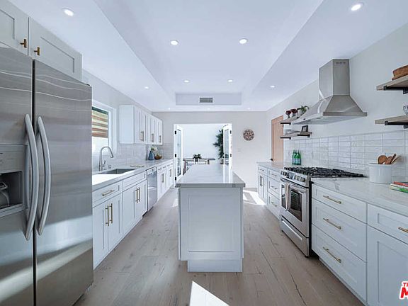 3rd image of 2927 Park Center Dr