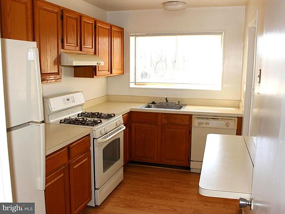3rd image of 10606 Montrose Ave APT 101
