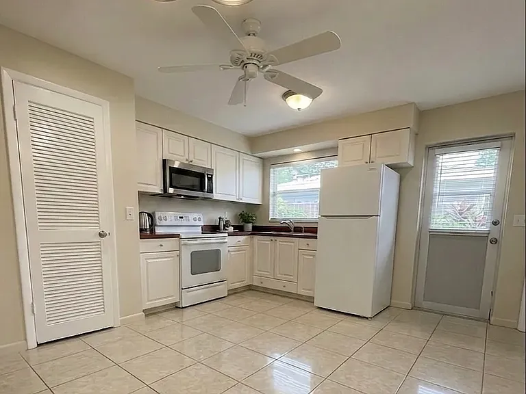 541 SW 34th Ter #537 — Photo 3