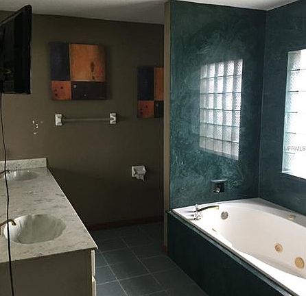 5th image of 4030 Robinson Dr E
