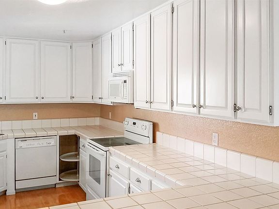 2nd image of 19 Little Creek Ln