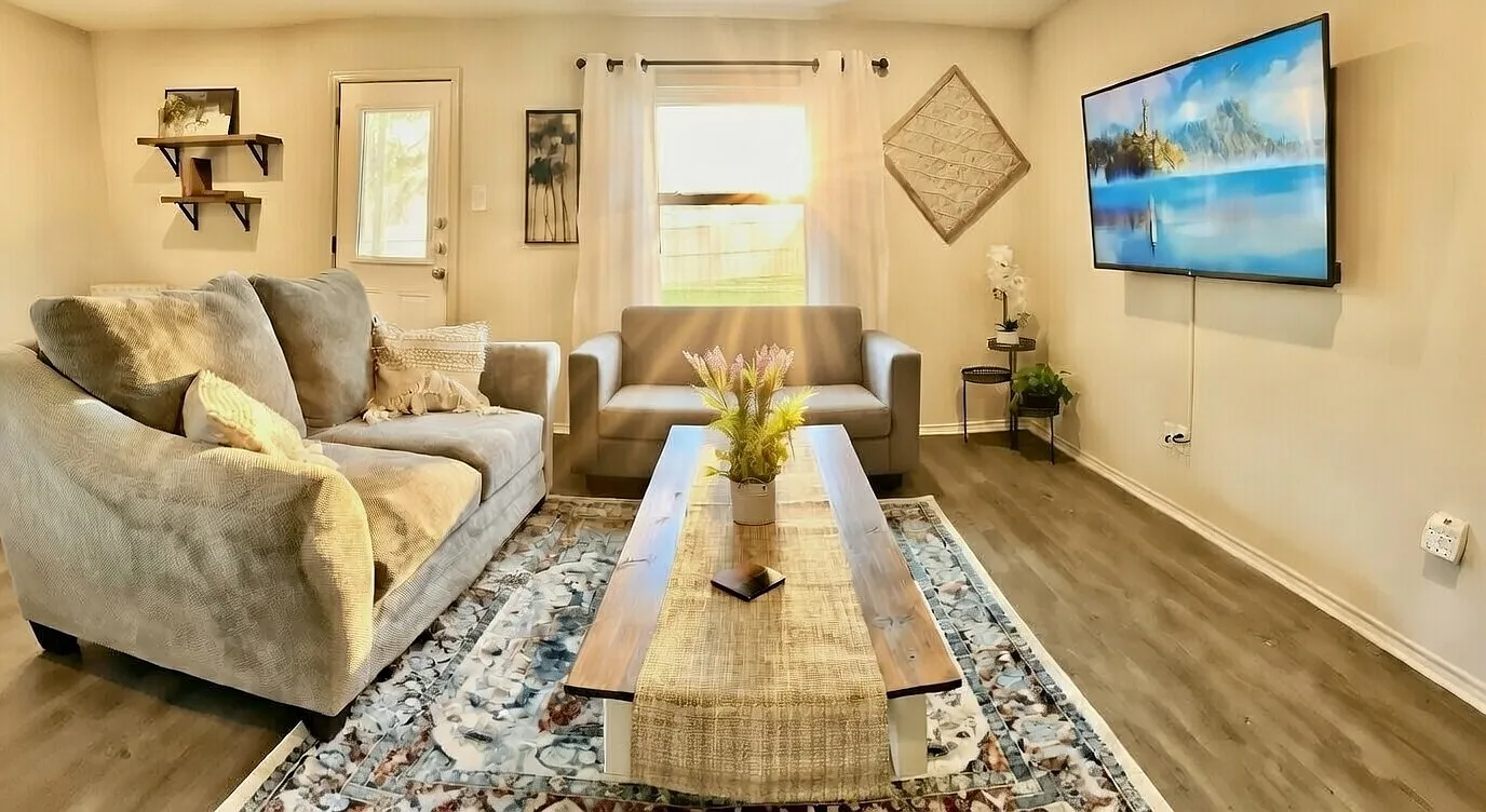 3 bed, 2.5 bath, 1350 sqft, $2,500 — Photo 2