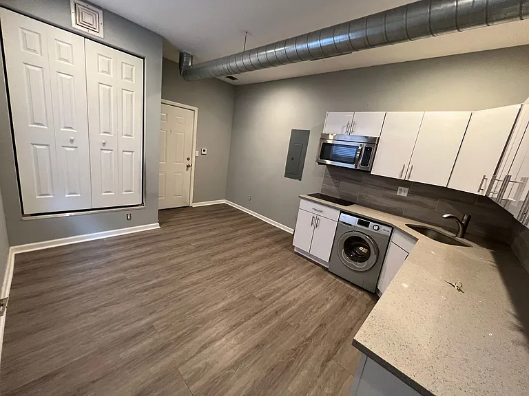 1535 W Poplar St — Photo 10