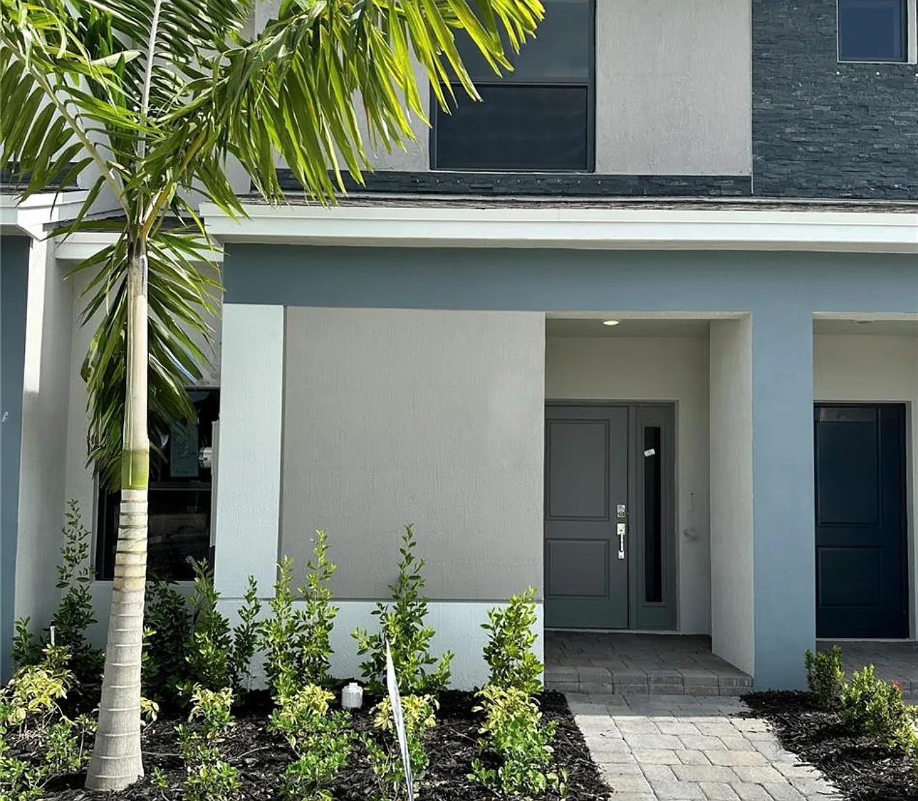 3 bed, 1376 sqft, $2,253 — Photo 2